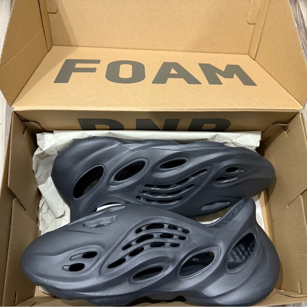 Yeezy foam runners adult Size 13 
Color Onyx